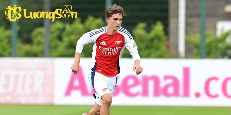 Max Dowman là thần đồng bóng đá sinh năm 2009 của Arsenal