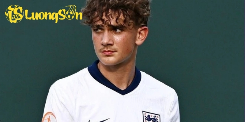 Điểm mạnh là khả năng xử lý bóng gọn gàng và chuyền chuẩn xác