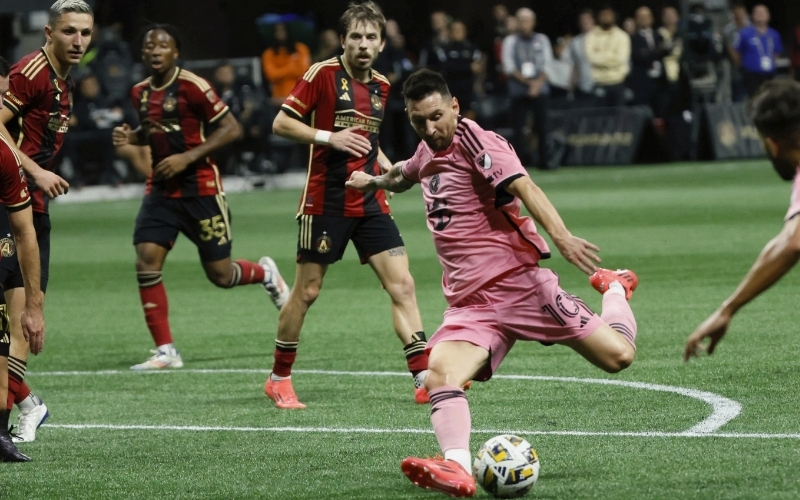 Tại sao các cầu thủ thuận chân trái thường có lối đá dị biệt?