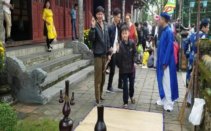 Sự khác biệt giữa giải trí cung đình phương Đông và phương Tây